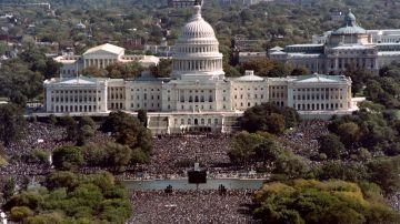 Esta fotografía tomada desde lo alto del Monumento a Washington muestra a miles de personas en el centro comercial frente al Capitolio de los Estados Unidos durante la "Marcha del Millón de Hombres" en Washington D.C., el 16 de octubre de 1995.