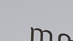 Hugo Sánchez muestra el icónico dorsal que portó en el Real Madrid.