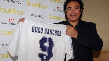Hugo Sánchez muestra el icónico dorsal que portó en el Real Madrid.