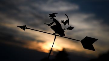 A partir del siglo XVII, los relatos de brujas que usaban escobas para volar hacia arriba y hacia afuera de las chimeneas se volvieron más comunes.