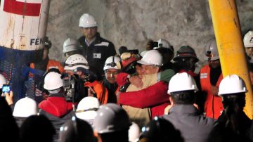 El minero chileno Florencio Avalos abraza al presidente chileno, Sebastián Piñera, luego de salir de la cápsula Fénix luego de ser llevado a la superficie el 12 de octubre de 2010 luego de una prueba de 10 semanas en la mina colapsada San José, cerca de Copiapó, 800 km al norte de Santiago, Chile.