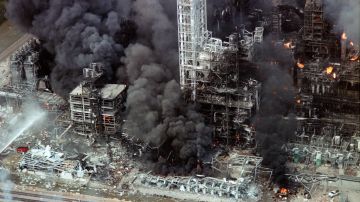 Las llamas y el humo brotan de la planta química Phillips 66 de Houston el 23 de octubre de 1989 después de que una explosión al mediodía causara grandes daños y lesiones.