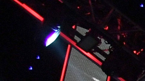 Logotipos de WWE se muestran en las pantallas antes de una conferencia de prensa en el T-Mobile Arena.
