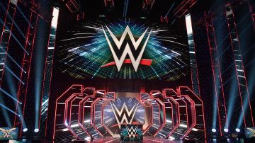Logotipos de WWE se muestran en las pantallas antes de una conferencia de prensa en el T-Mobile Arena.