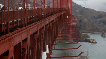 Bomberos rescatan a persona que cayó 150 pies por un acantilado cerca del puente Golden Gate
