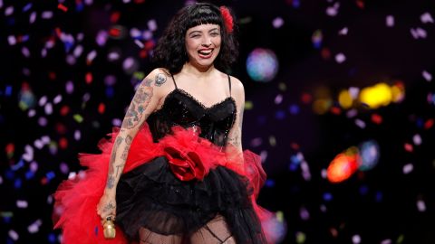 Mon Laferte recordó al público que una mujer feminista puede casarse y tener hijos, siempre y cuando ella así lo decida.