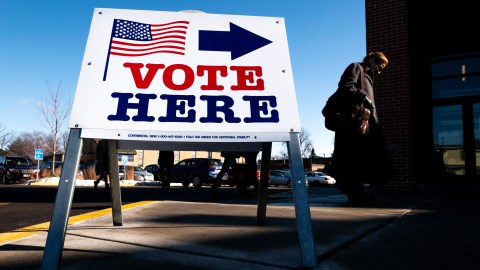 El FBI se compromete a proteger el derecho al voto en las elecciones de noviembre de 2022.
