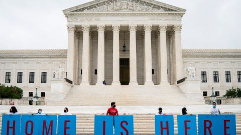 Los 'dreamers' mantienen su batalla para evitar la deportación.