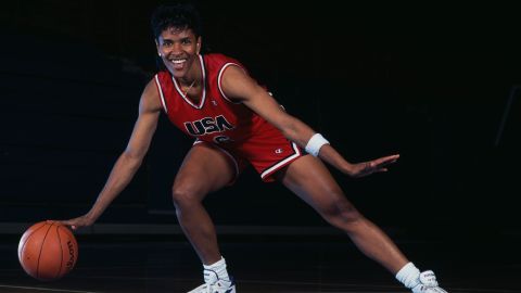 Lynette Woodard #6, Point Guard del equipo de baloncesto femenino de los Estados Unidos durante una sesión de fotos de retratos alrededor de 1990 en el estadio cubierto Allen Fieldhouse en el campus de la Universidad de Kansas en Lawrence, Kansas, Estados Unidos.