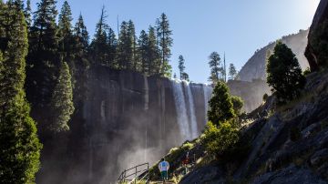 El sendero Mist Trail hacia Vernal Fall en el Parque Nacional Yosemite, California.