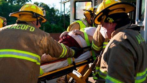 Mujer bombero embarazada en labor de parto ayuda a mujer atrapada en auto volcado