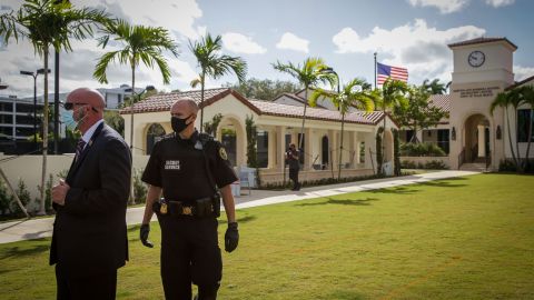 Agentes del Servicio Secreto operando en Mar-a-Lago.