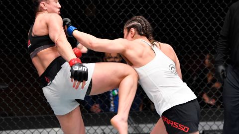 Alexa Grasso (derecha) tiene récord de cuatro victorias sin derrotas en peso mosca.