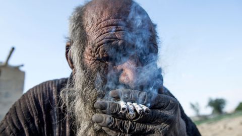 El hombre más sucio del mundo se baña por primera vez en 60 años y muere semanas después