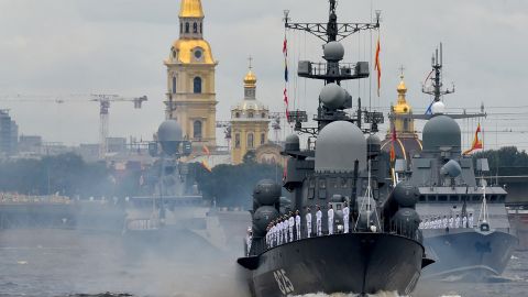 Los buques de guerra de la Armada rusa son vistos en el desfile del Día de la Armada en San Petersburgo.