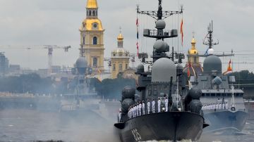 Los buques de guerra de la Armada rusa son vistos en el desfile del Día de la Armada en San Petersburgo.