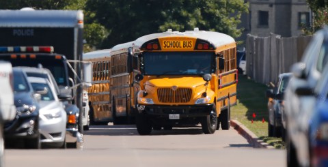 Conductor de autobús escolar es acusado de conducir ebrio tras accidente que dejó a 9 niños heridos