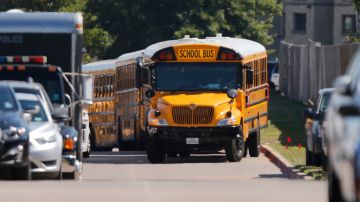 Conductor de autobús escolar es acusado de conducir ebrio tras accidente que dejó a 9 niños heridos