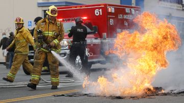 Alrededor de 100 bomberos combatieron los incendios en North Hollywood. Foto de archivo.