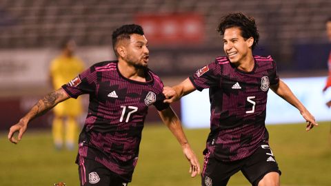 Jesús Manuel Corona celebra un gol con Diego Lainez.