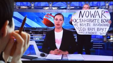 Reportera en Rusia que protestó contra ataque a Ucrania huye del país para evitar ir a prisión