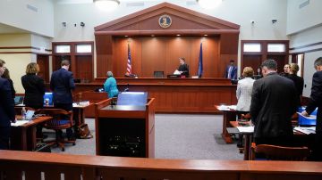 Despiden a joven del jurado por coquetear con acusado en juicio sobre secuestro a gobernadora de Michigan