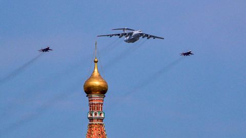 Avión militar ruso se estrella en edificio residencial cerca de Ucrania y deja 3 muertos