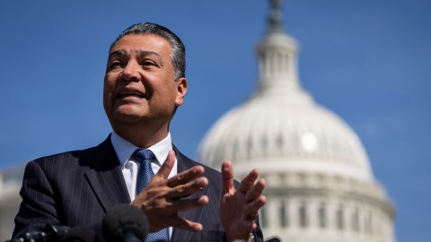 Senador Alex Padilla recuerda a los primeros líderes hispanos mirando hacia al futuro.