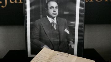 Una foto de Al Capone y una carta que escribió a mano a su hijo mientras estaba encarcelado en la Penitenciaría Federal de Alcatraz.