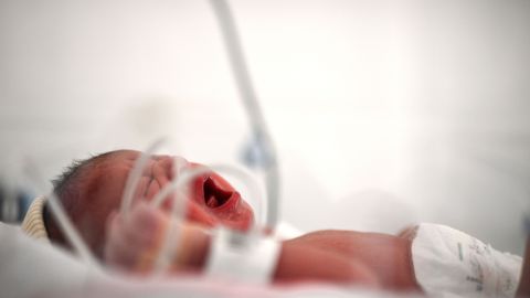 Acusan a enfermera de matar a 7 bebés e intentar matar a otros 10 al envenenarlos con insulina