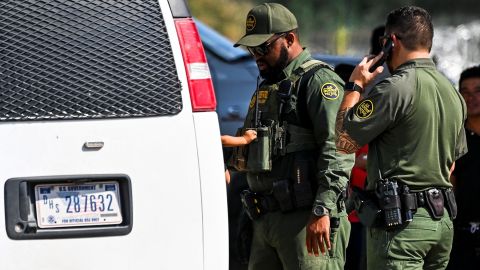 Agentes de la Patrulla Fronteriza refuerzan la frontera.