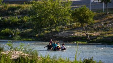 Durante 2022, 1,500 migrantes por día cruzaron la frontera: CBP