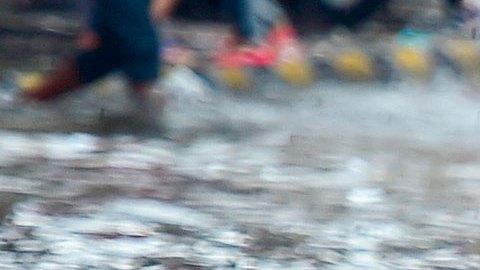 VIDEO: Más de 30 personas mueren tras colapso de un puente colgante en la India