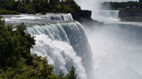 Una vista general muestra el agua que fluye sobre las Cataratas del Niágara en las Cataratas del Niágara, Nueva York, el 13 de agosto de 2022.