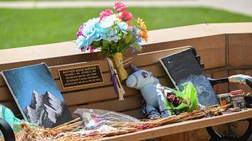 Las flores descansan en el banco conmemorativo de Matthew Shepard, en memoria de un estudiante gay que en 1998 fue golpeado, torturado y dejado morir cerca de Laramie, en el campus de la Universidad de Wyoming en Laramie, Wyoming, el 13 de agosto de 2022.