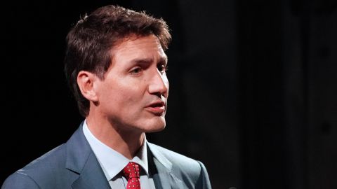 El primer ministro de Canadá Justin Trudeau dictó una orden que congela la venta de armas cortas,