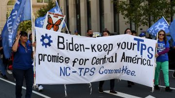 Varias organizaciones civiles presionan a la Administración Biden para ampliar el TPS.