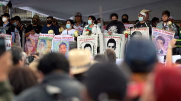 Una marcha en Ciudad México conmemora el 8vo. aniversario de la desaparición de los 43 estudiantes de Ayotzinapa, el 26 de septiembre de 2022.