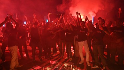 Hinchas de Indonesia hacen vigilia para mostrar sus condolencias a las víctimas de la tragedia.