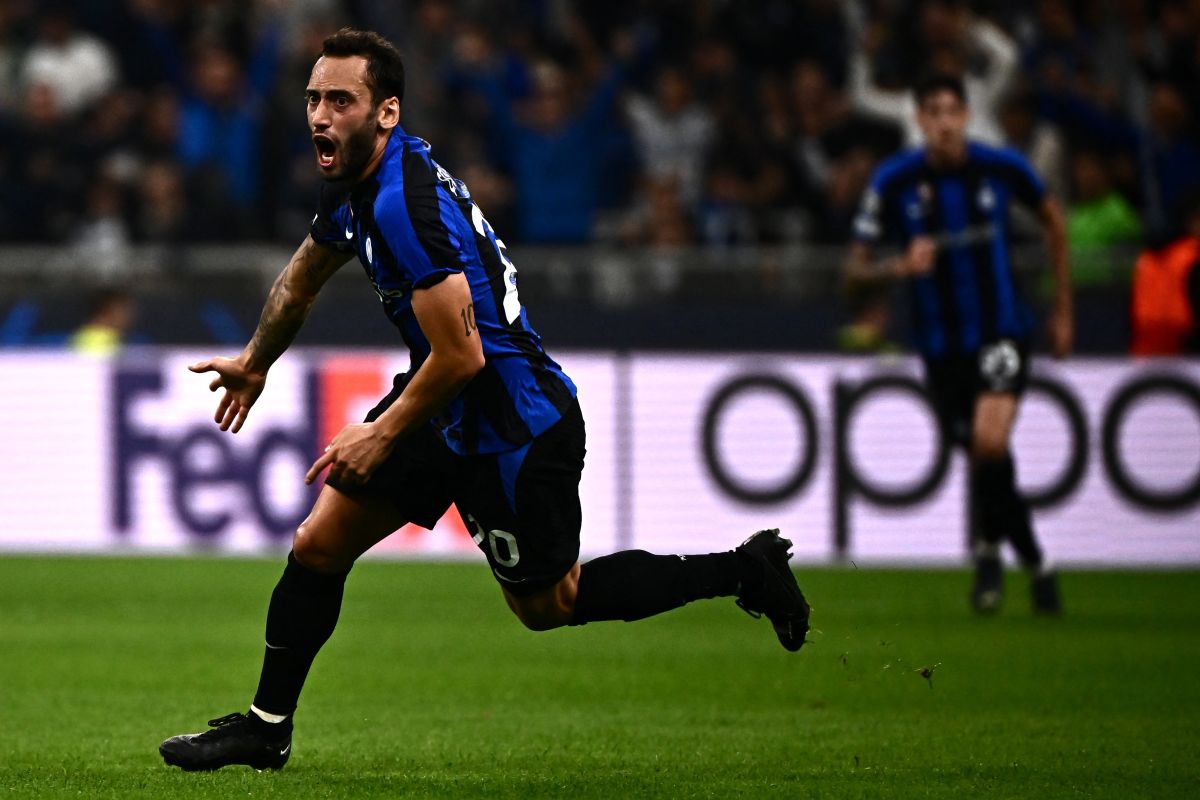 Hakan Calhanoglu fue el único capaz de anotar en el Inter vs. Barcelona.