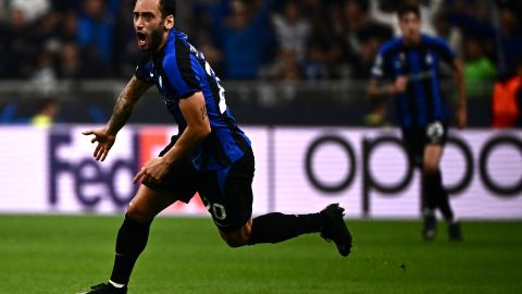 Hakan Calhanoglu fue el único capaz de anotar en el Inter vs. Barcelona.