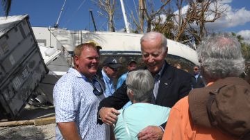 Biden se reunió con residentes de Fort Myers que sufrieron pérdidas por el huracán Ian.