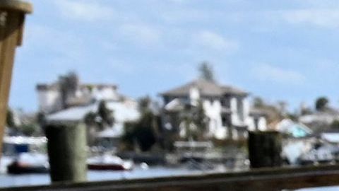 Biden habló con el alcalde Ray Murphy en Fort Myers Beach, cuando recorrió el área afectada por el huracán Ian