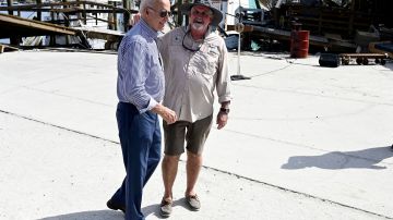 Biden habló con el alcalde Ray Murphy en Fort Myers Beach, cuando recorrió el área afectada por el huracán Ian