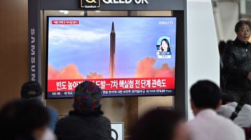 Una transmisión de noticias con imágenes de archivo de una prueba de misiles de Corea del Norte, en Seúl, el 6 de octubre de 2022.