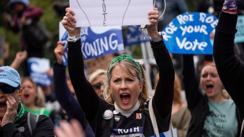 Miles participan en marchas en defensa del derecho al aborto en ciudades de Estados Unidos.