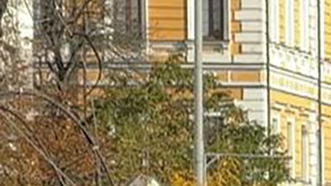 VIDEO: Joven grababa mientras camina por Kiev cuando misil ruso estalla detrás y la sorprende