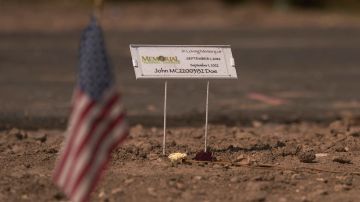 La tumba de un in migrante que no pudo ser identificado en el cementerio de Maverick el 9 de octubre de 2022 en Eagle Pass, Texas.