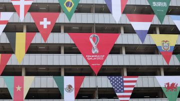 Edificio decorado con las banderas de los equipos que participan en la Copa Mundial de la FIFA 2022 en la capital de Qatar, Doha.