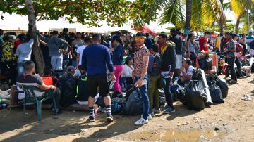 Cientos de inmigrantes, la mayoría venezolanos, esperan en Colombia para cruzar a Panamá y seguir a EE.UU.